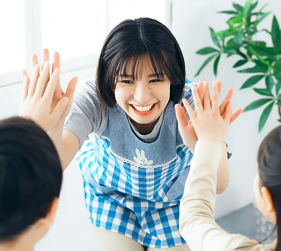 子供たちとハイタッチするスタッフ
